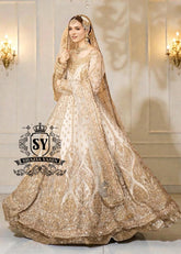 An organza Anarkali Pishwas silhouette, a regal bearing. This Nikkah dress is a statement.
Designed for traditional brides, it traditionally and elegantly challenges the codes of classic romance.