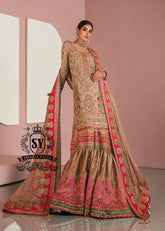 This luxurious, exclusive wedding dress from leading Pakistani designers shimmers with a noble glow in the light. Its majestic Gharara silhouette is perfect for a triumphant entrance, captivating the senses. This look exudes the hand of a true master who understands the value of true beauty.