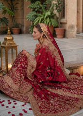 Discover our unique Bridal dress – the quintessence of elegance and luxury! Dreamlike Pishwas add grace, while the flowing sharara creates a spectacular effect when moving. Delicate embellishments complete the look, giving it a unique sparkle. Perfect for any special occasion where style and class go hand in hand.