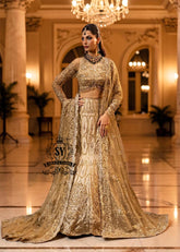 Ivy is a mermaid wedding dress that fascinates with the refinement of its lehenga silhouette, which delicately follows the lines of the body and highlights a timeless elegance. The blouse of the dress is outlined by a embellished neckline, while the long sleeves, made entirely of net with shiny floral embellishments, add an extra touch of sophistication.