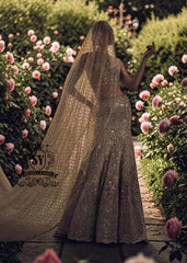 Royal luxury, worthy of a true princess, with a magnificent, majestic Mermaid Lehenga Choli. A romantic wedding dress, perfect for a chic castle wedding.