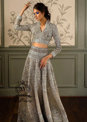 This breathtakingly beautiful bridal lehenga choli wedding dress will make any bride feel like an angel. A brilliance lies in every detail. This wedding dress explores the interplay of light through layers of tulle embellishments and intricate embroidery.