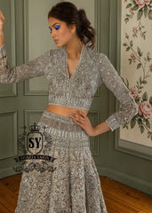 This breathtakingly beautiful bridal lehenga choli wedding dress will make any bride feel like an angel. A brilliance lies in every detail. This wedding dress explores the interplay of light through layers of tulle embellishments and intricate embroidery.