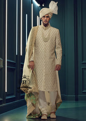 This cream-colored Sherwani suit from Shazia Yasin is the ideal choice for the modern groom. Classic, stylish, and perfectly tailored – for an unforgettable appearance on your big day.