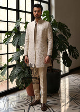 Introducing our absolute hit – a sherwani suit that will steal your hearts!
A Sherwani with a Straight-leg trousers = the perfect outfit.
Sleeves for maximum comfort.
A color that rejuvenates and adds radiance!