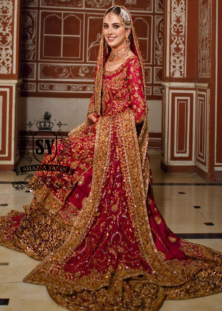 A dream bridal dress, long shirt entirely handcrafted in precious, impalpable chiffon. Adding to the majestic lehenga silhouette is a spectacular banarsi jamawar train, which flows with ethereal movements, giving the bride a scenic and luminous aura.