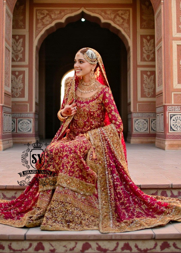 A dream bridal dress, long shirt entirely handcrafted in precious, impalpable chiffon. Adding to the majestic lehenga silhouette is a spectacular banarsi jamawar train, which flows with ethereal movements, giving the bride a scenic and luminous aura.