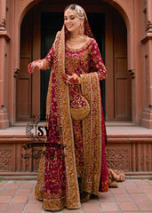 A dream bridal dress, long shirt entirely handcrafted in precious, impalpable chiffon. Adding to the majestic lehenga silhouette is a spectacular banarsi jamawar train, which flows with ethereal movements, giving the bride a scenic and luminous aura.