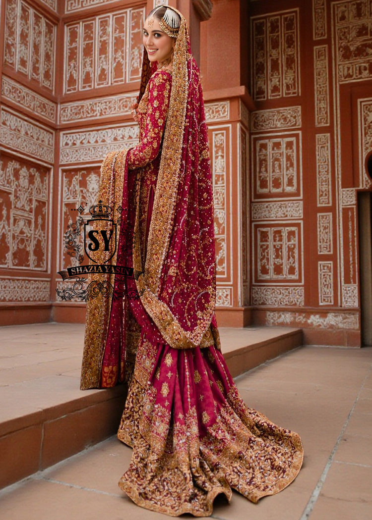 A dream bridal dress, long shirt entirely handcrafted in precious, impalpable chiffon. Adding to the majestic lehenga silhouette is a spectacular banarsi jamawar train, which flows with ethereal movements, giving the bride a scenic and luminous aura.