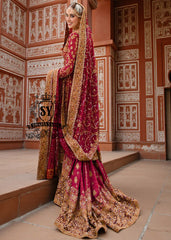 A dream bridal dress, long shirt entirely handcrafted in precious, impalpable chiffon. Adding to the majestic lehenga silhouette is a spectacular banarsi jamawar train, which flows with ethereal movements, giving the bride a scenic and luminous aura.