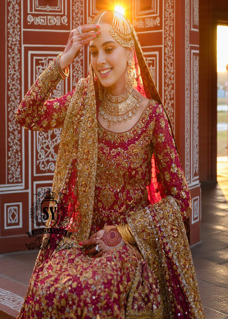 A dream bridal dress, long shirt entirely handcrafted in precious, impalpable chiffon. Adding to the majestic lehenga silhouette is a spectacular banarsi jamawar train, which flows with ethereal movements, giving the bride a scenic and luminous aura.