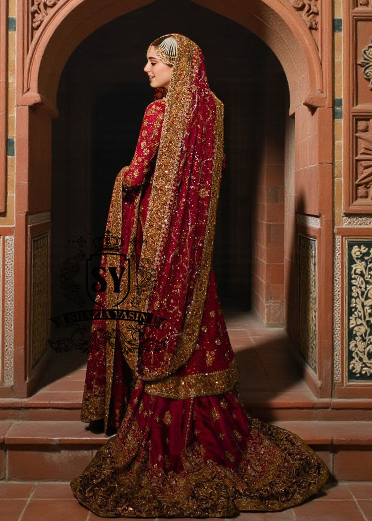 A dream bridal dress, long shirt entirely handcrafted in precious, impalpable chiffon. Adding to the majestic lehenga silhouette is a spectacular banarsi jamawar train, which flows with ethereal movements, giving the bride a scenic and luminous aura.
