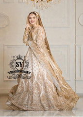 An organza Anarkali Pishwas silhouette, a regal bearing. This Nikkah dress is a statement.
Designed for traditional brides, it traditionally and elegantly challenges the codes of classic romance.