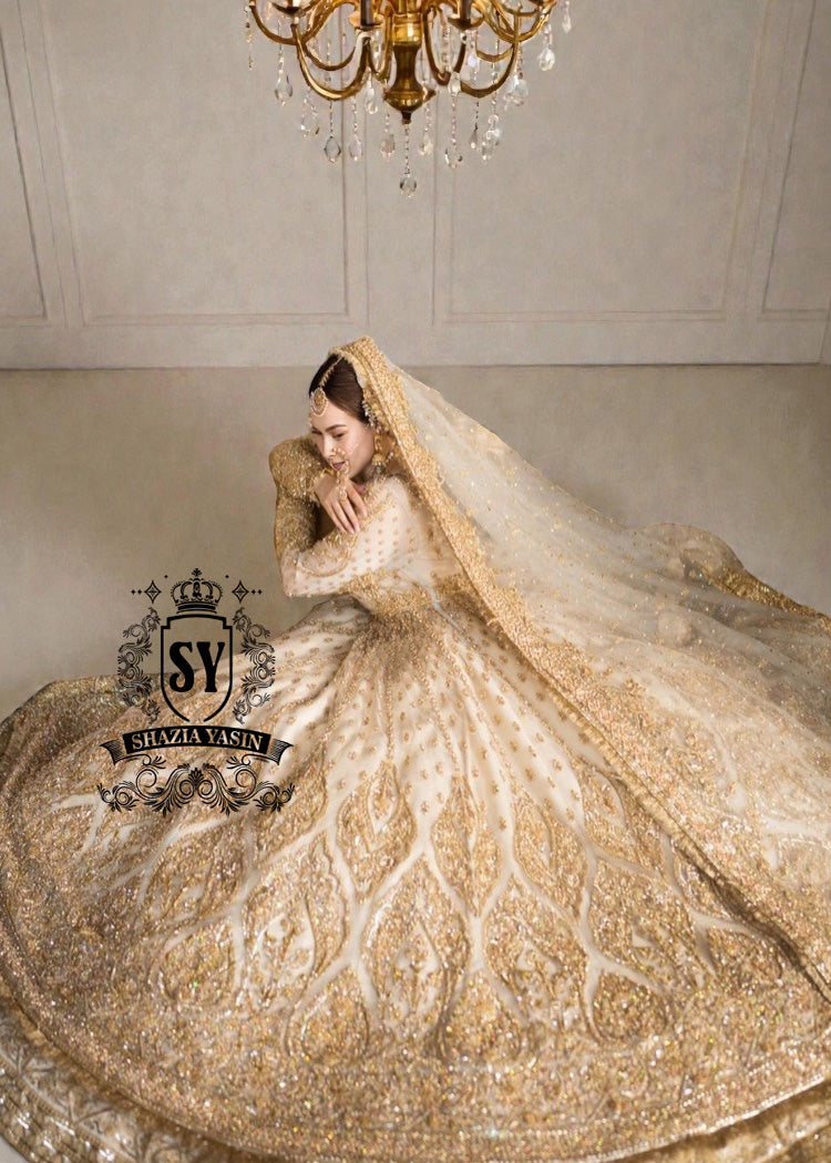 An organza Anarkali Pishwas silhouette, a regal bearing. This Nikkah dress is a statement.
Designed for traditional brides, it traditionally and elegantly challenges the codes of classic romance.