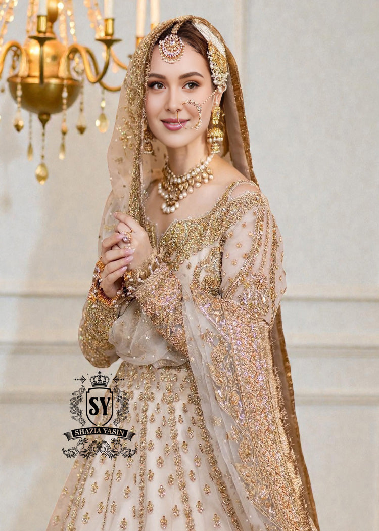 An organza Anarkali Pishwas silhouette, a regal bearing. This Nikkah dress is a statement.
Designed for traditional brides, it traditionally and elegantly challenges the codes of classic romance.