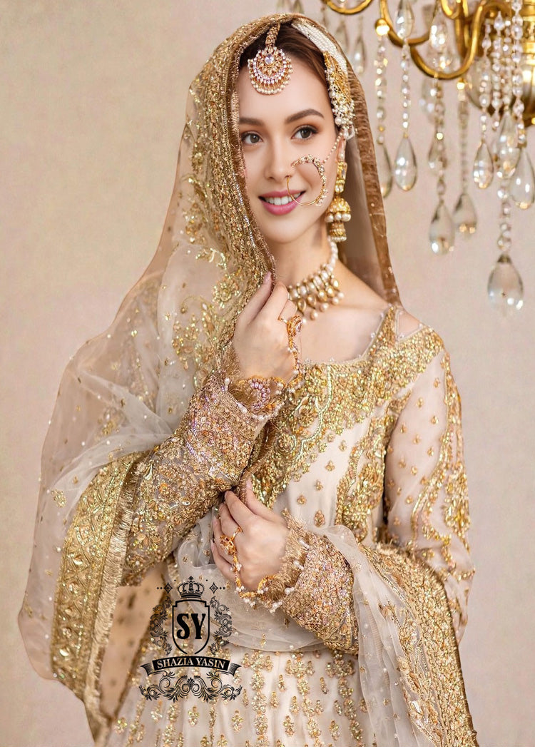 An organza Anarkali Pishwas silhouette, a regal bearing. This Nikkah dress is a statement.
Designed for traditional brides, it traditionally and elegantly challenges the codes of classic romance.