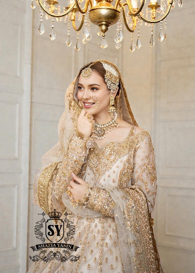 An organza Anarkali Pishwas silhouette, a regal bearing. This Nikkah dress is a statement.
Designed for traditional brides, it traditionally and elegantly challenges the codes of classic romance.