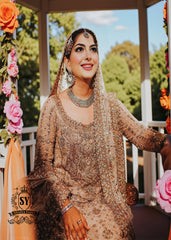 This incredibly romantic bridal dress will make any bride feel like a fairy tale heroine on her wedding day. Striking contrast with the voluminous farshi lehenga skirt.