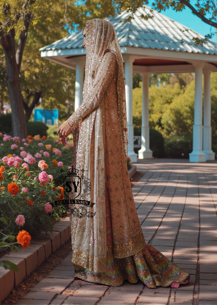 This incredibly romantic bridal dress will make any bride feel like a fairy tale heroine on her wedding day. Striking contrast with the voluminous farshi lehenga skirt.