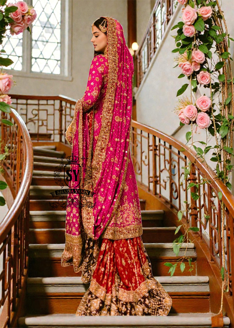 A timeless bridal dress design that exudes classic elegance and meticulous craftsmanship. The intricately crafted, opulent Banarsi Jamawar lehenga exudes a royal flair, with its heavy maroon and red borders creating a magnificent, flowing train.