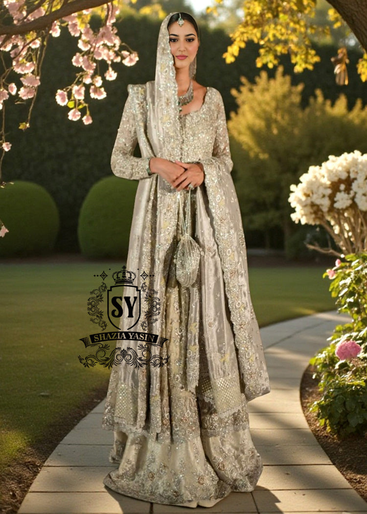 The Anarkali Lehenga style bridal dress is the embodiment of tenderness, sophistication and shine. For the bride who wants to combine classics, restraint and modern glamour.