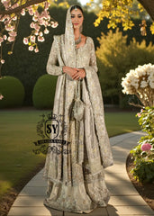 The Anarkali Lehenga style bridal dress is the embodiment of tenderness, sophistication and shine. For the bride who wants to combine classics, restraint and modern glamour.