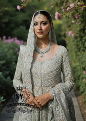 The Anarkali Lehenga style bridal dress is the embodiment of tenderness, sophistication and shine. For the bride who wants to combine classics, restraint and modern glamour.
