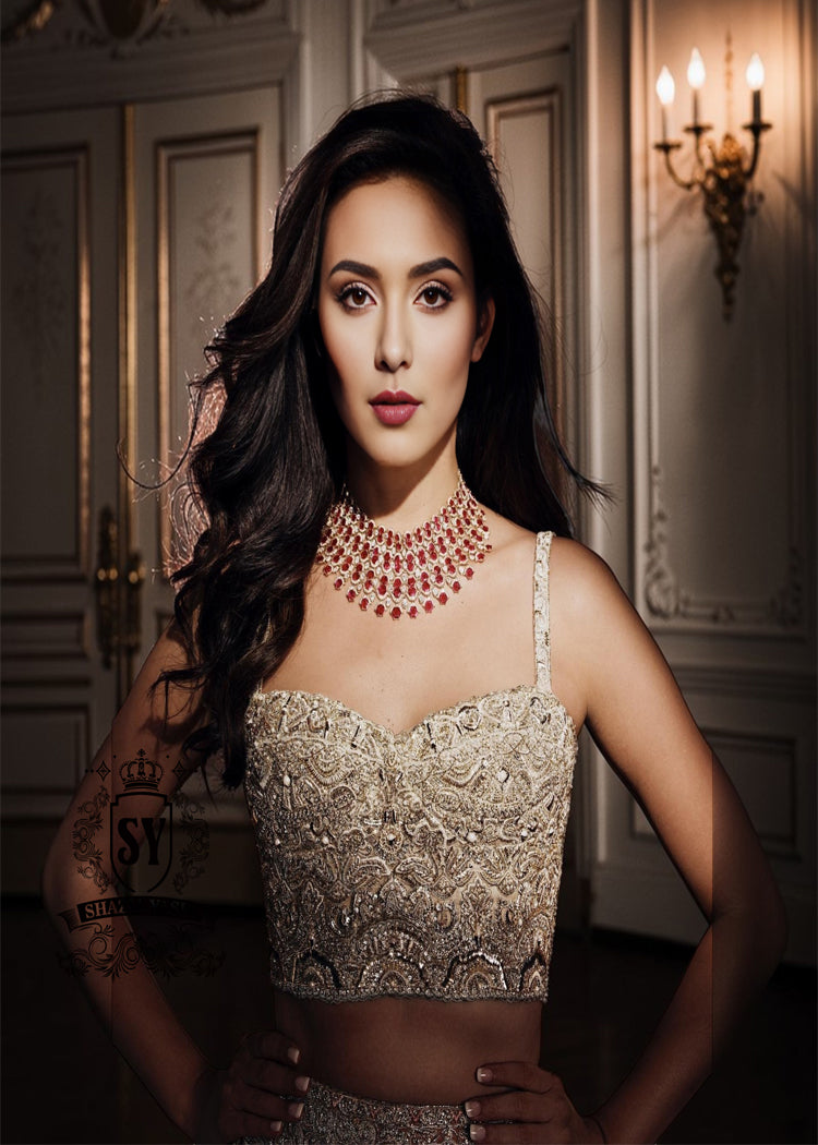The mermaid wedding dress is the perfect choice to shine on your big day! With sparkling details and a curve-enhancing lehenga silhouette, you'll feel like a true queen.