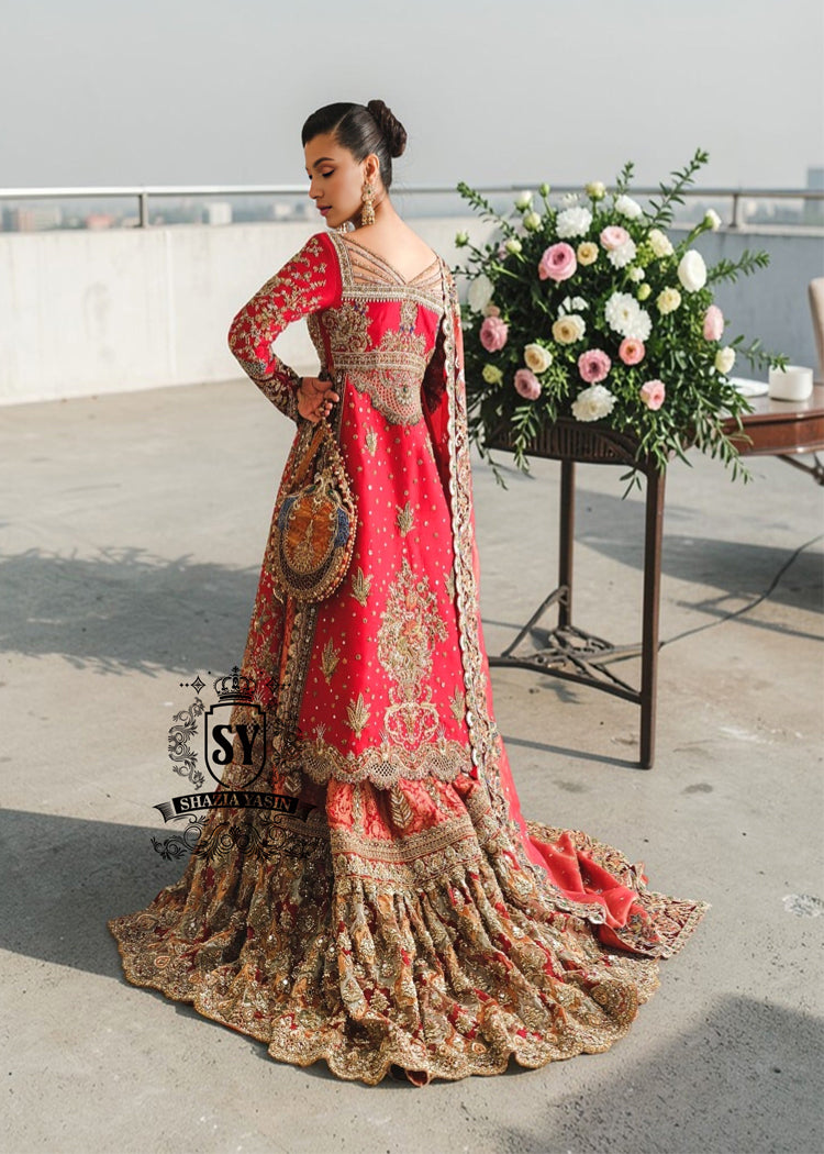 This exquisite red wedding dress exudes elegance and refinement, creating a sophisticated look perfect for a wedding. Chattapati Lehenga's designs are updated to reflect the latest trends, highlighting the bride's femininity.