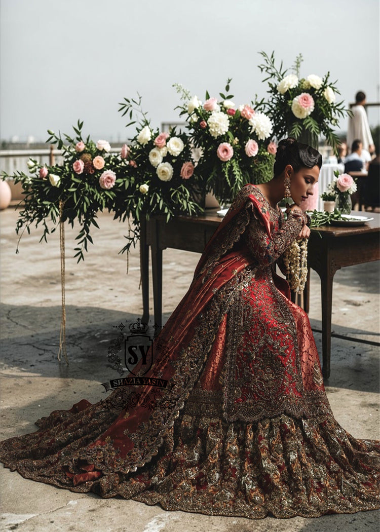 This exquisite red wedding dress exudes elegance and refinement, creating a sophisticated look perfect for a wedding. Chattapati Lehenga's designs are updated to reflect the latest trends, highlighting the bride's femininity.