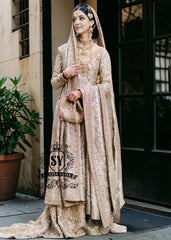 A majestic wedding dress made of luxurious Lame fabric in a lush farshi lehenga silhouette that radiates elegance. Long shirt creates an exquisite effect. The decor in the form of delicate flourishing embellishments adds romance.