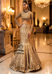Ivy is a mermaid wedding dress that fascinates with the refinement of its lehenga silhouette, which delicately follows the lines of the body and highlights a timeless elegance. The blouse of the dress is outlined by a embellished neckline, while the long sleeves, made entirely of net with shiny floral embellishments, add an extra touch of sophistication.