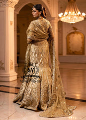 Ivy is a mermaid wedding dress that fascinates with the refinement of its lehenga silhouette, which delicately follows the lines of the body and highlights a timeless elegance. The blouse of the dress is outlined by a embellished neckline, while the long sleeves, made entirely of net with shiny floral embellishments, add an extra touch of sophistication.