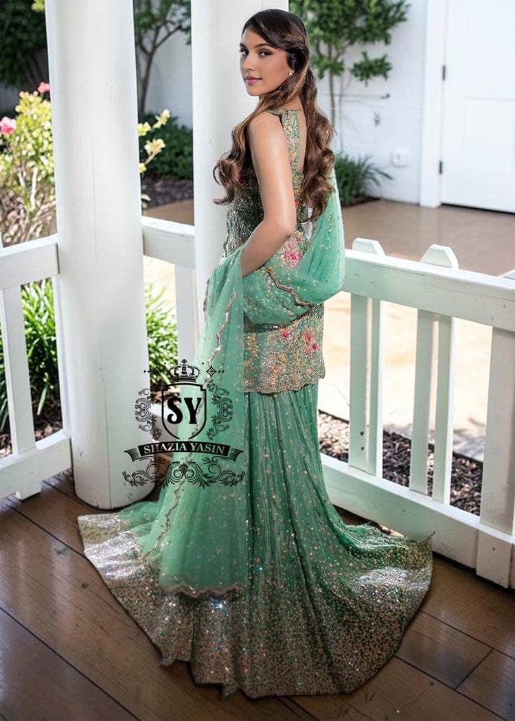 The moment you put on this bridal dress, you will feel like the star of a fairy tale. Rich and yet airy, this look combines a body-con kameez silhouette with a shimmering lehenga skirt.