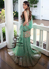 The moment you put on this bridal dress, you will feel like the star of a fairy tale. Rich and yet airy, this look combines a body-con kameez silhouette with a shimmering lehenga skirt.