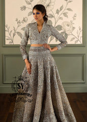 This breathtakingly beautiful bridal lehenga choli wedding dress will make any bride feel like an angel. A brilliance lies in every detail. This wedding dress explores the interplay of light through layers of tulle embellishments and intricate embroidery.