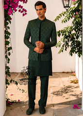 We shine the spotlight on this handsome groom, clad in a breathtakingly beautiful prince coat. Crafted from exquisite hand embellished, a perfect elegant Prince Coat for the timeless mehndi groom.