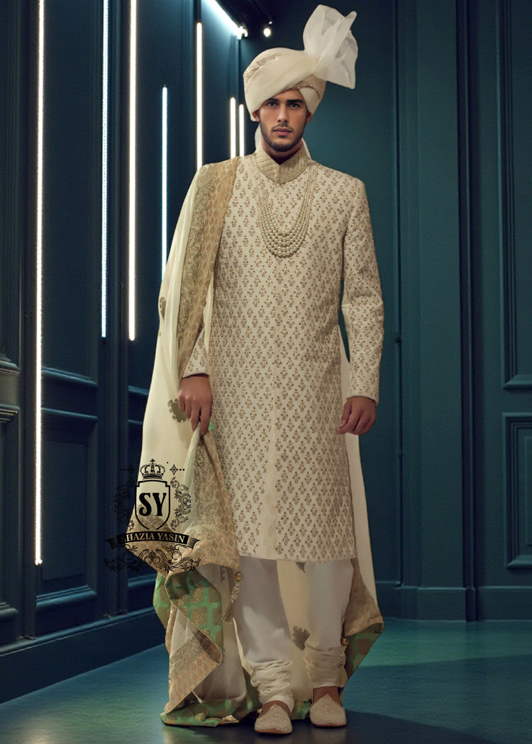 This cream-colored Sherwani suit from Shazia Yasin is the ideal choice for the modern groom. Classic, stylish, and perfectly tailored – for an unforgettable appearance on your big day.