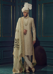 This cream-colored Sherwani suit from Shazia Yasin is the ideal choice for the modern groom. Classic, stylish, and perfectly tailored – for an unforgettable appearance on your big day.