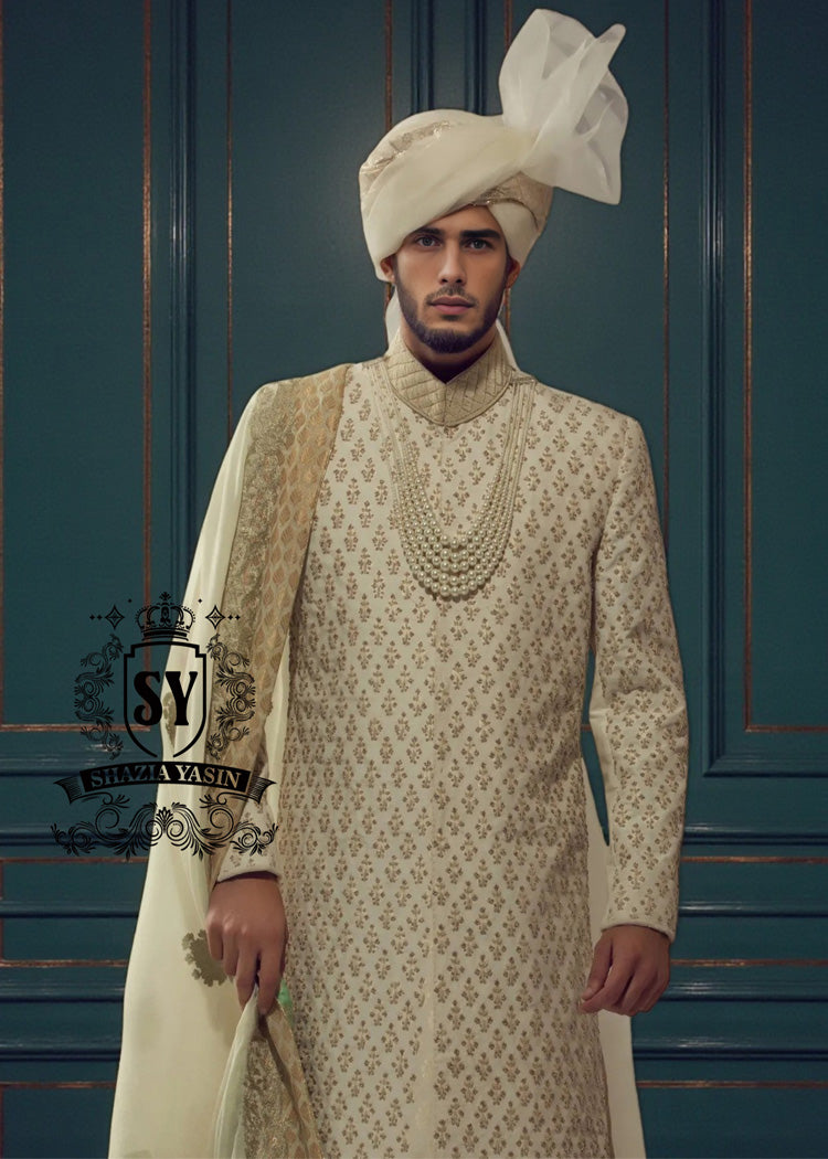 This cream-colored Sherwani suit from Shazia Yasin is the ideal choice for the modern groom. Classic, stylish, and perfectly tailored – for an unforgettable appearance on your big day.