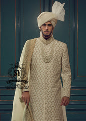 This cream-colored Sherwani suit from Shazia Yasin is the ideal choice for the modern groom. Classic, stylish, and perfectly tailored – for an unforgettable appearance on your big day.