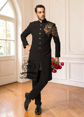 The Black Sherwani jacket, large hand-embellished with refined lion King design workmanship, adds brightness and exclusivity to the entire outfit. The mandarin collar with jeweled buttons adds a modern and elegant touch, perfect for those who want to stand out with class and personality.