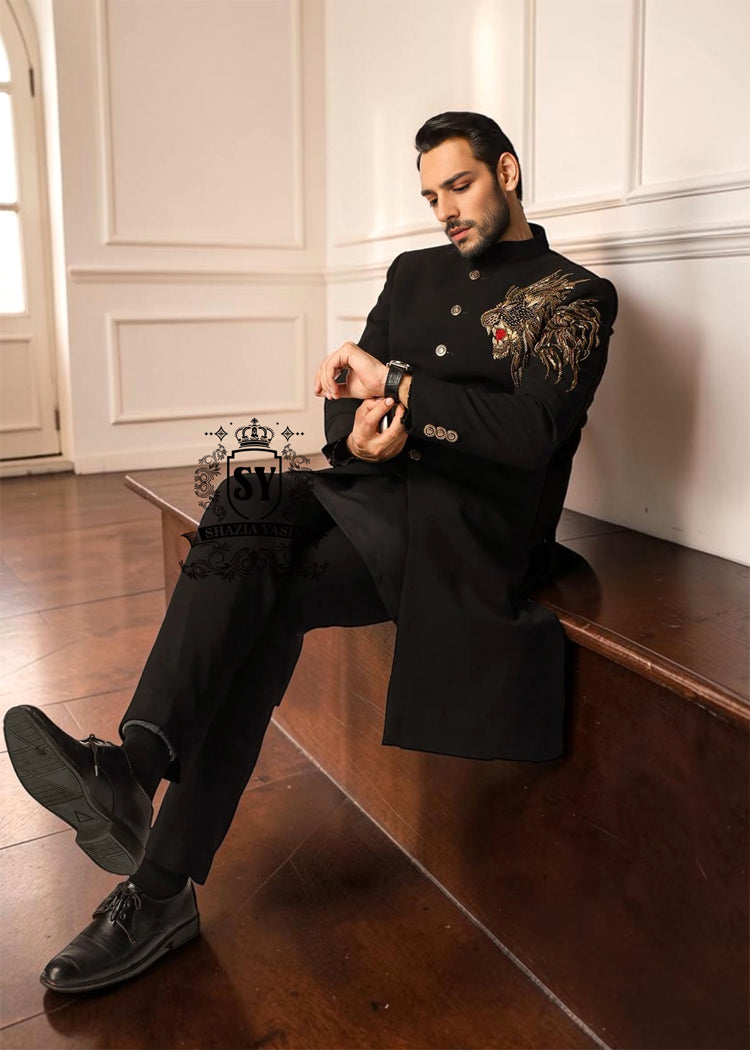 The Black Sherwani jacket, large hand-embellished with refined lion King design workmanship, adds brightness and exclusivity to the entire outfit. The mandarin collar with jeweled buttons adds a modern and elegant touch, perfect for those who want to stand out with class and personality.