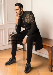 The Black Sherwani jacket, large hand-embellished with refined lion King design workmanship, adds brightness and exclusivity to the entire outfit. The mandarin collar with jeweled buttons adds a modern and elegant touch, perfect for those who want to stand out with class and personality.