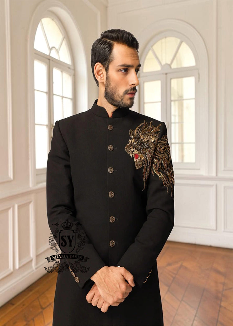 The Black Sherwani jacket, large hand-embellished with refined lion King design workmanship, adds brightness and exclusivity to the entire outfit. The mandarin collar with jeweled buttons adds a modern and elegant touch, perfect for those who want to stand out with class and personality.